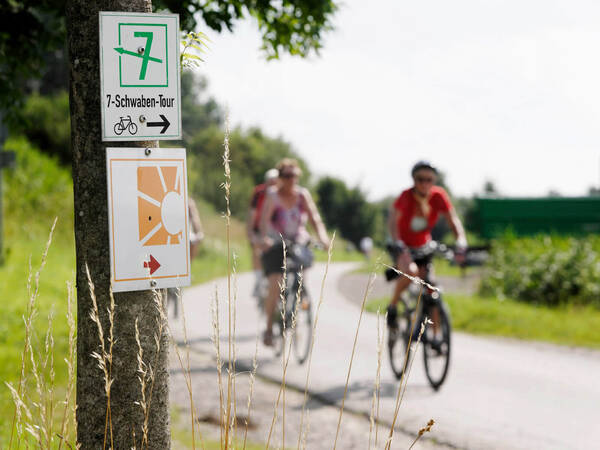 Zwei Fahrradfahrer fahren auf einem Radweg