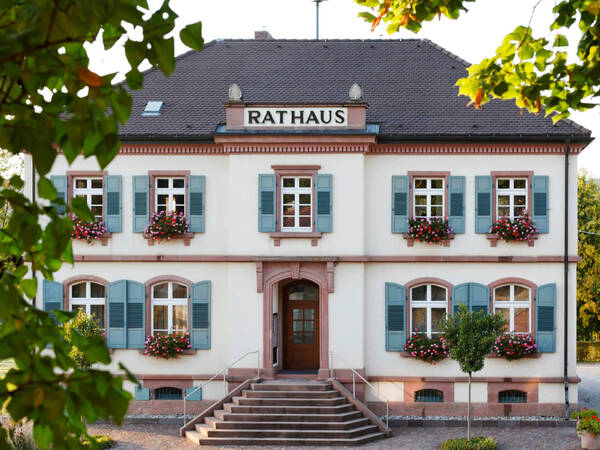 Das Rathaus von Hithausen von vorne