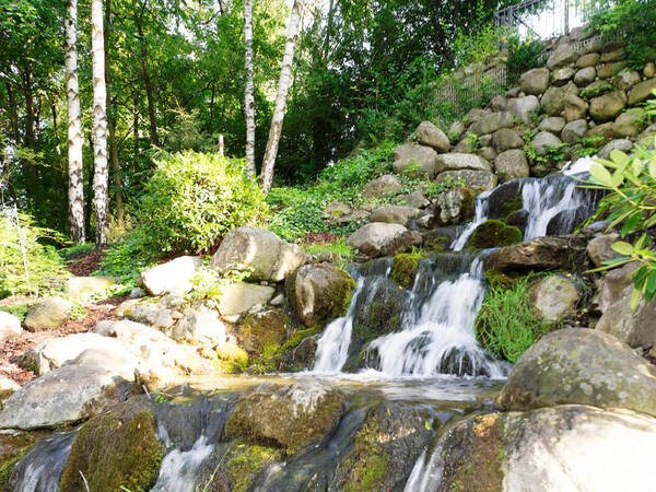 Ein Flusslauf der Steine runterfließt