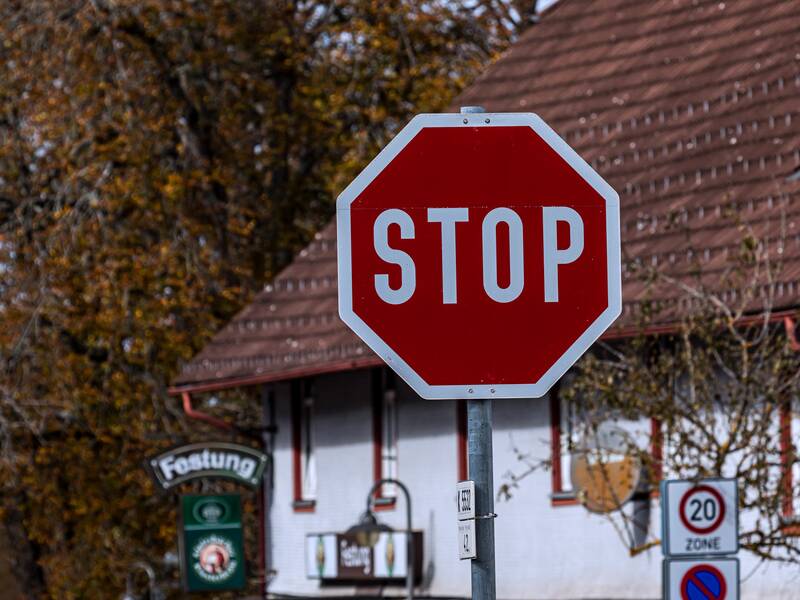 Ein rotes Stop-Schild.